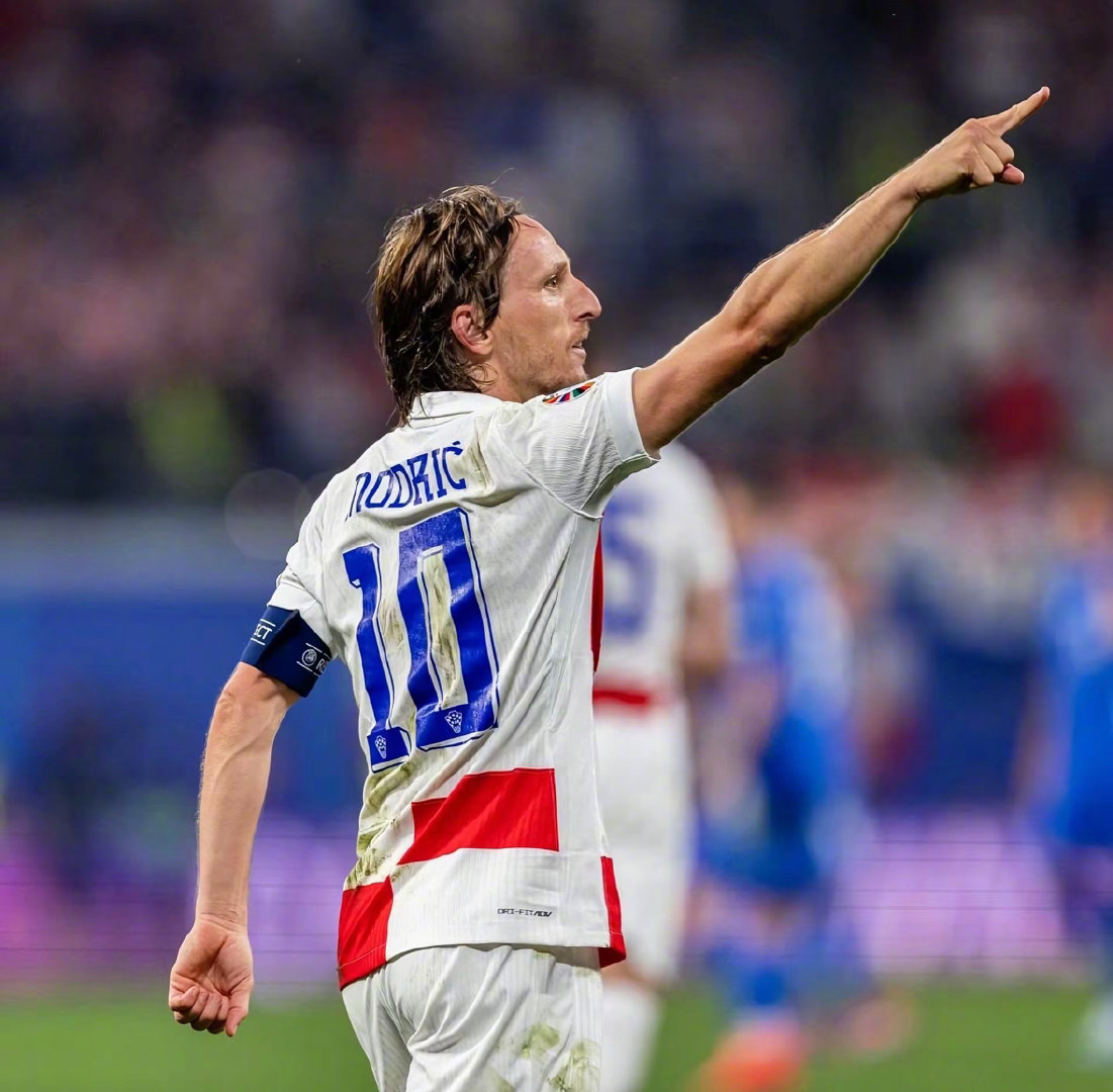 邮报：纽卡正努力与莱比锡就谢什科达成协议，球员愿意加盟