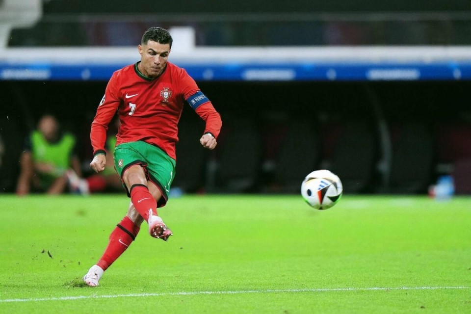 英超第13轮切尔西对阵阿森纳，双方均状态出色，争夺争冠席位，赛果待定。